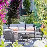 Black F House - Serviced Aparthotel