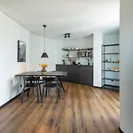 Ξενοδοχείο με διαμερίσματα Black F House - Serviced 3*