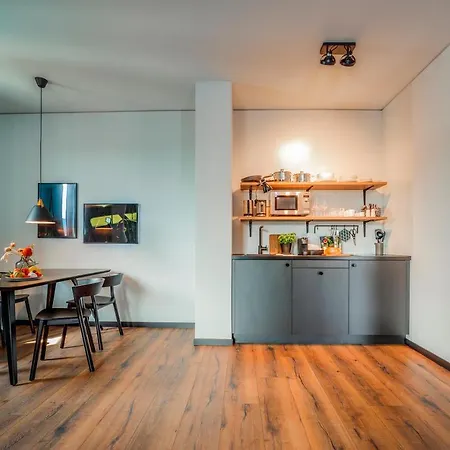 Black F House - Serviced 4*