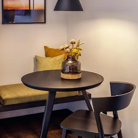 Black F House - Serviced Aparthotel