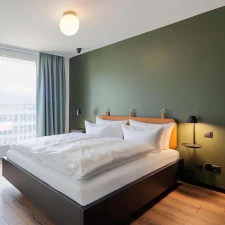 Black F House - Serviced 4*