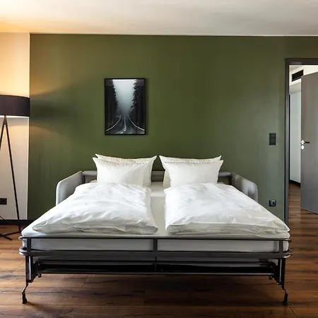 Black F House - Serviced 4*