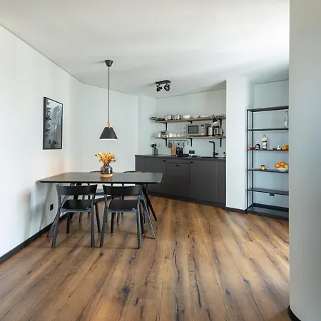 Lägenhetshotell Black F House - Serviced 4*