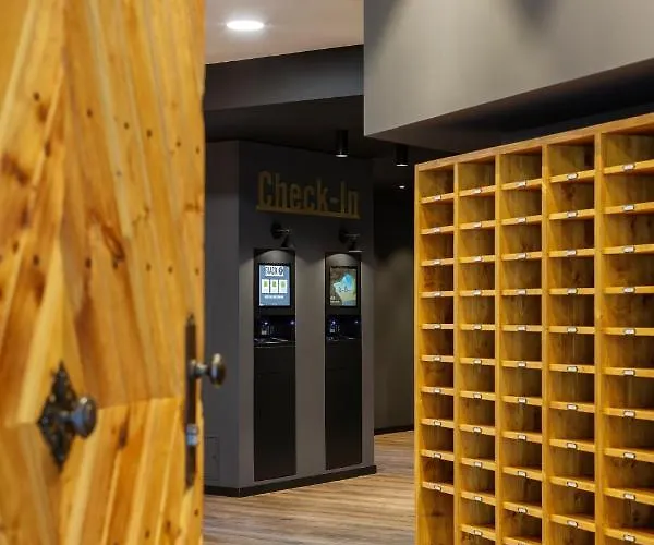 Hotel apartamentowy Black F House - Serviced 4*