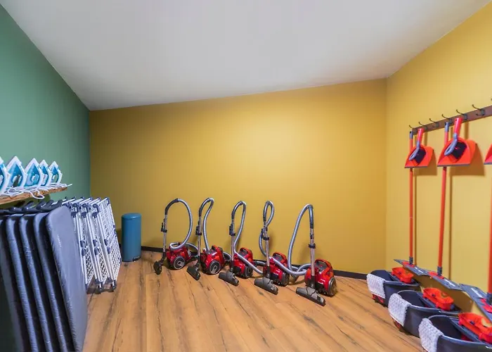 Hotel apartamentowy Black F House - Serviced