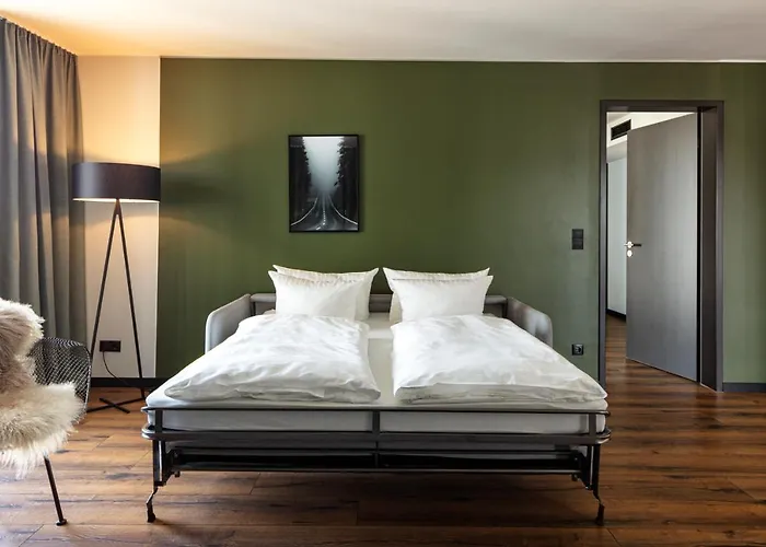 Black F House - Serviced 4*